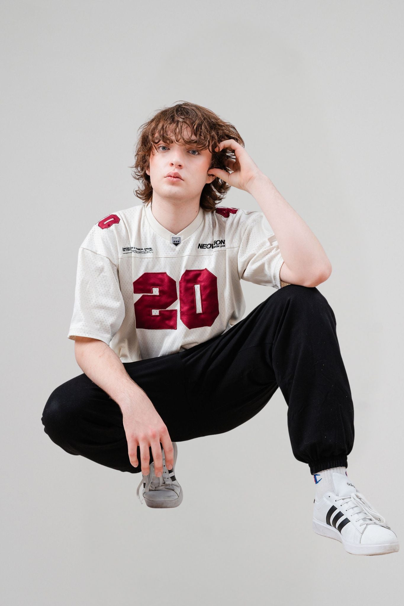 Describes the appearance of the image