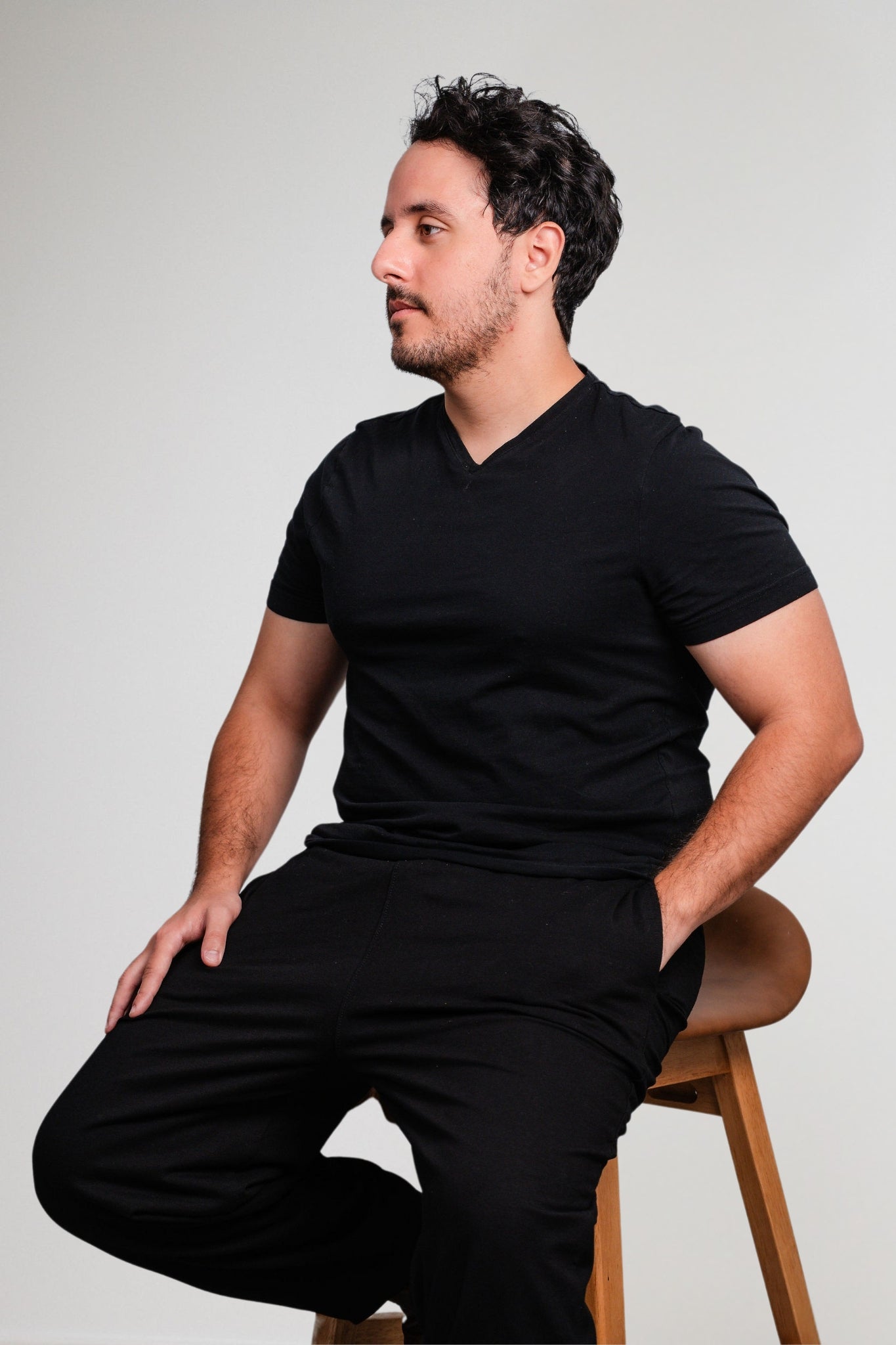 Describes the appearance of the image